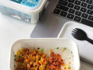 货车司机老周和赵青在大学食堂卖的自热米饭，方便又美味