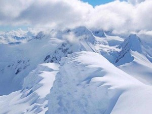 高耸的雪峰衬着巨大的蓝天对吗 高耸的雪峰真的能衬着巨大的蓝天吗？